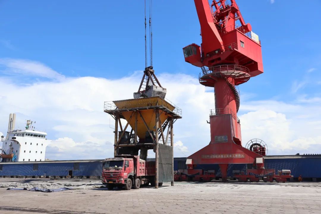 1716801799227736.jpg 鋰精礦到港 回轉(zhuǎn)窯點(diǎn)火 星之海氫氧化鋰項(xiàng)目建設(shè)進(jìn)入沖刺階段1.jpg