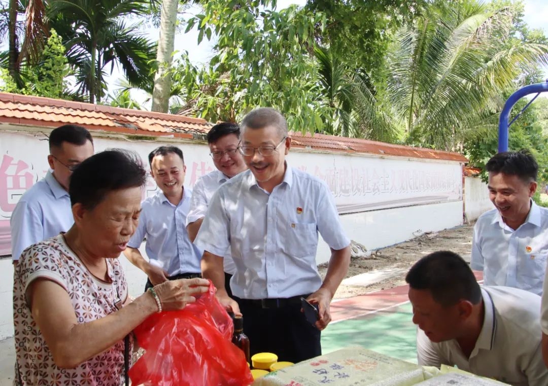 1721038059972601.jpg 劉明東赴屯昌縣興詩村開展鄉(xiāng)村振興工作調(diào)研2.jpg