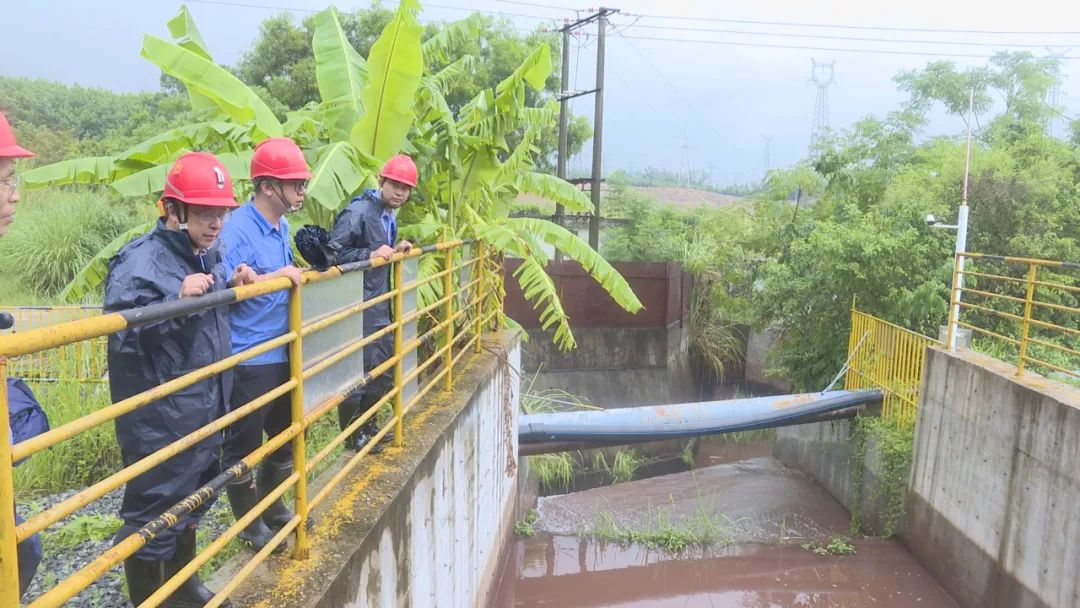 郭風芳率隊到石碌鐵礦檢查防風防汛工作