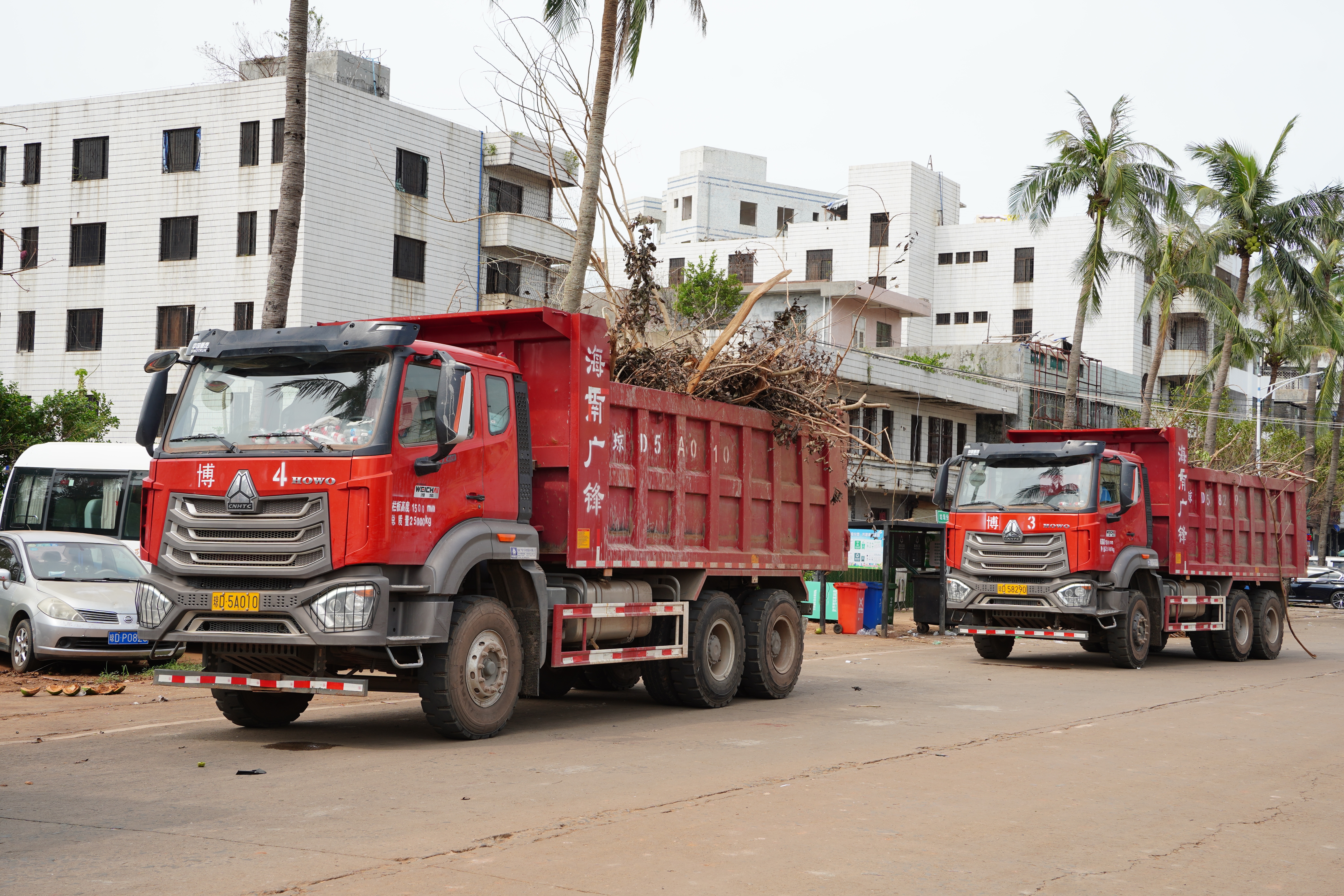 攜手克時(shí)艱 海南礦業(yè)積極支援?？谇逭瞎ぷ? class=